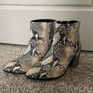 Snake skin pointed toe boots